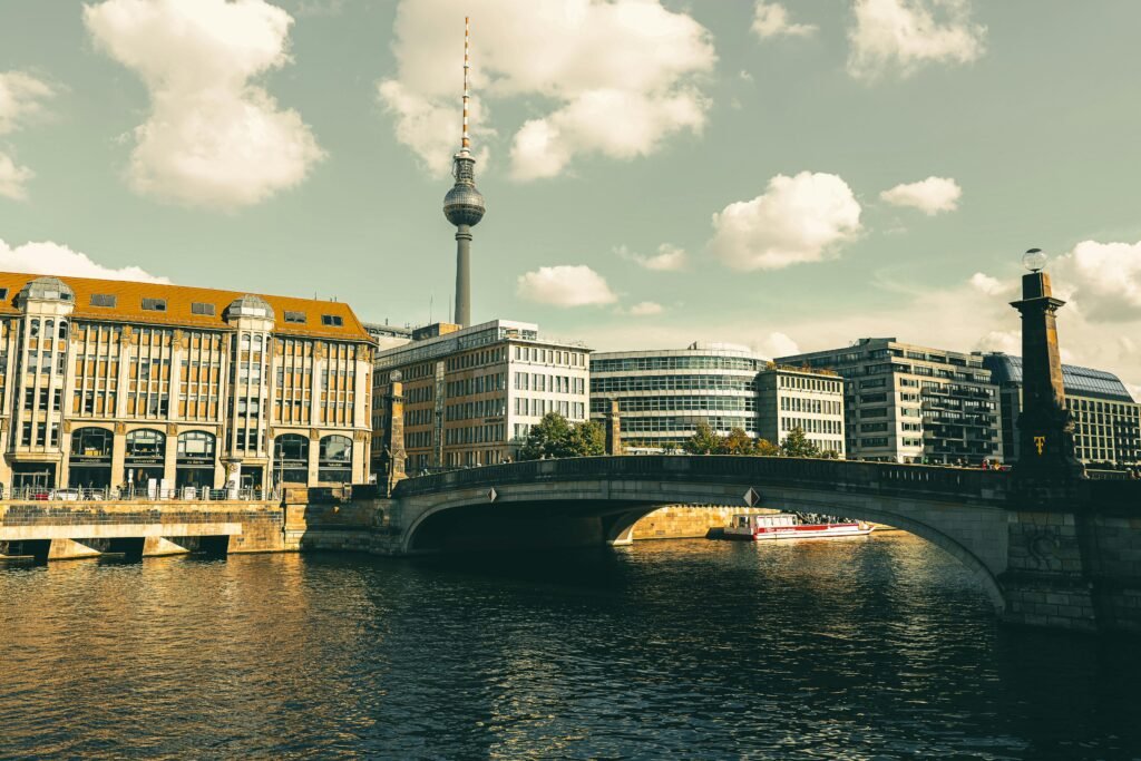 Berlijn voor stedentrip met vrienden. Zicht op Berliner Fernsehturm